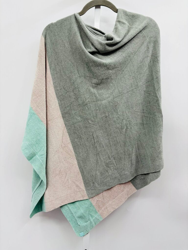 Barefoot Dreams Poncho Green OS