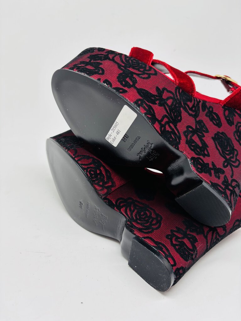 Betsey Johnson Wedge Burgundy 8