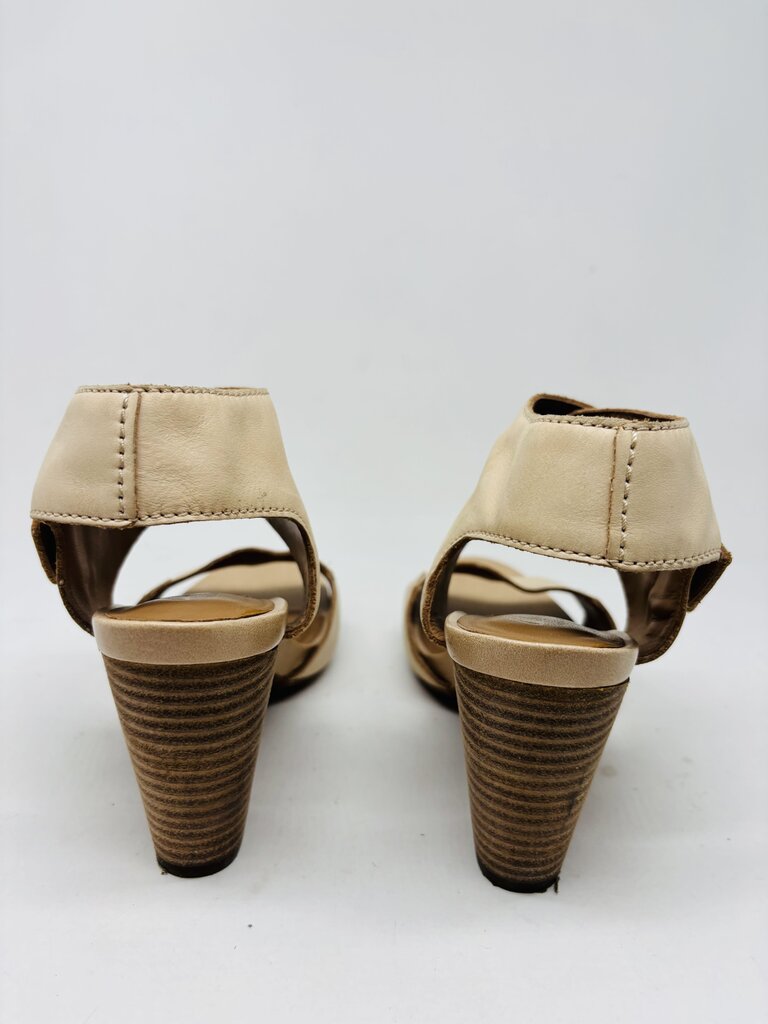 Clarks Heels Beige 8