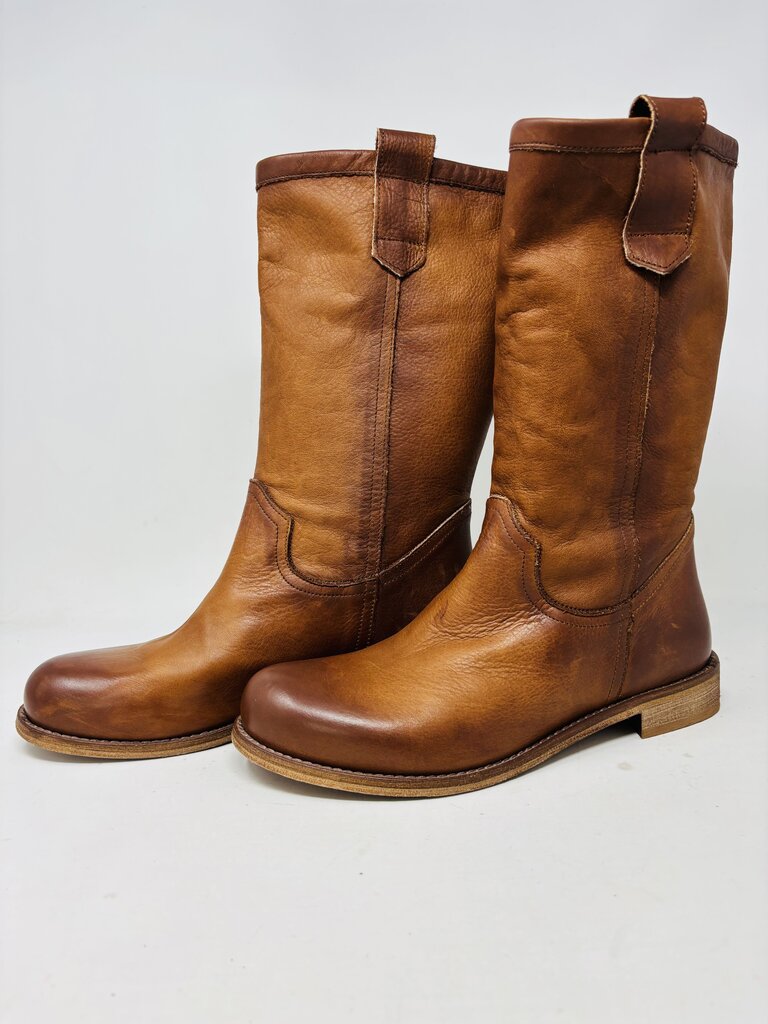 Sundance Boots Tan 8.5